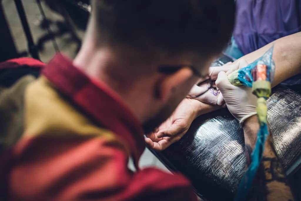 Czy można zrobić tatuaż w wieku 16 lat? Przepisy i porady