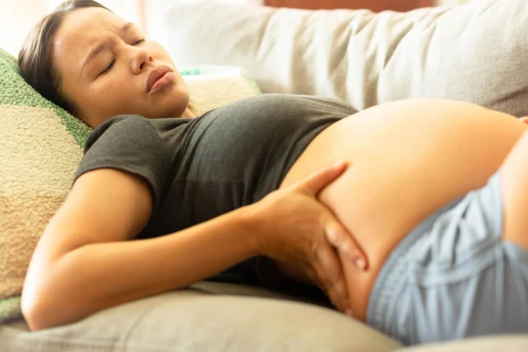 Kiedy ból brzucha w ciąży powinien niepokoić? Ważne objawy do poznania