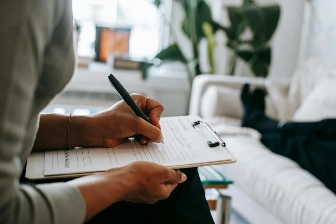 Na czym polega terapia psychodynamiczna w procesie leczenia uzależnień?