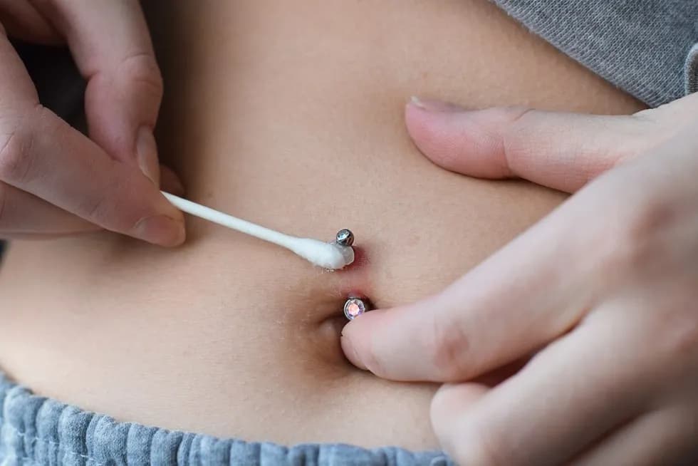 Infekcja piercingu: Kompleksowy przewodnik, jak zapobiegać i leczyć