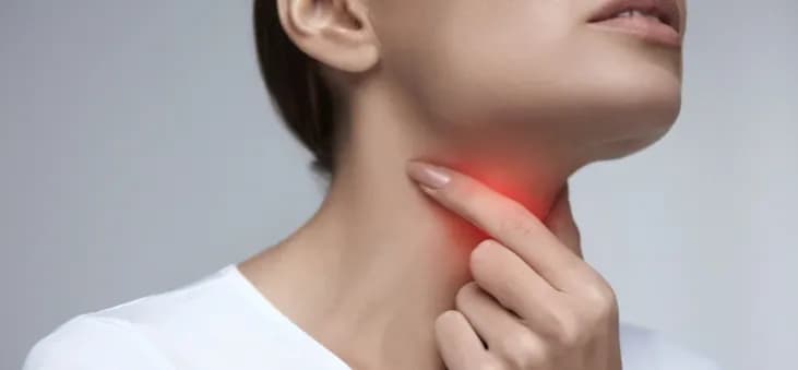 Jak zasnąć z bólem gardła - skuteczne sposoby na ulgę w nocy